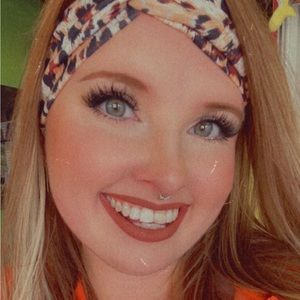 Meet your Posher, Casandra